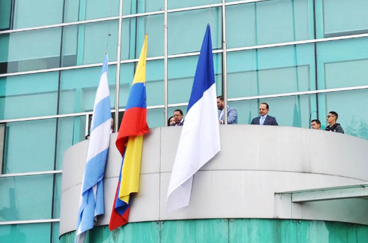 ContraloriaECU's tweet image. 🏛️ #LaNuevaContraloría | En conmemoración por los 490 años de fundación de Guayaquil, se realizó el solemne acto de izada de banderas en la Dirección Provincial de Guayas de la #CGE, con la participación del Contralor, Dr. Mauricio Torres; el Abg. Luis Cabezas-Klaere, presidente…