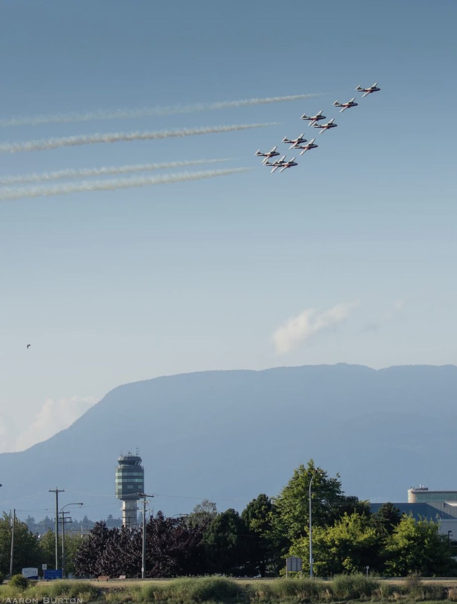 YVRaeroport's tweet image. De la neige en été ! ❄️💨
Nous avons eu de très visiteurs spéciaux dans le ciel de Vancouver cette semaine dans le cadre de @celeboflight. Coucou @cfsnowbirds !
📸 burtonader sur IG