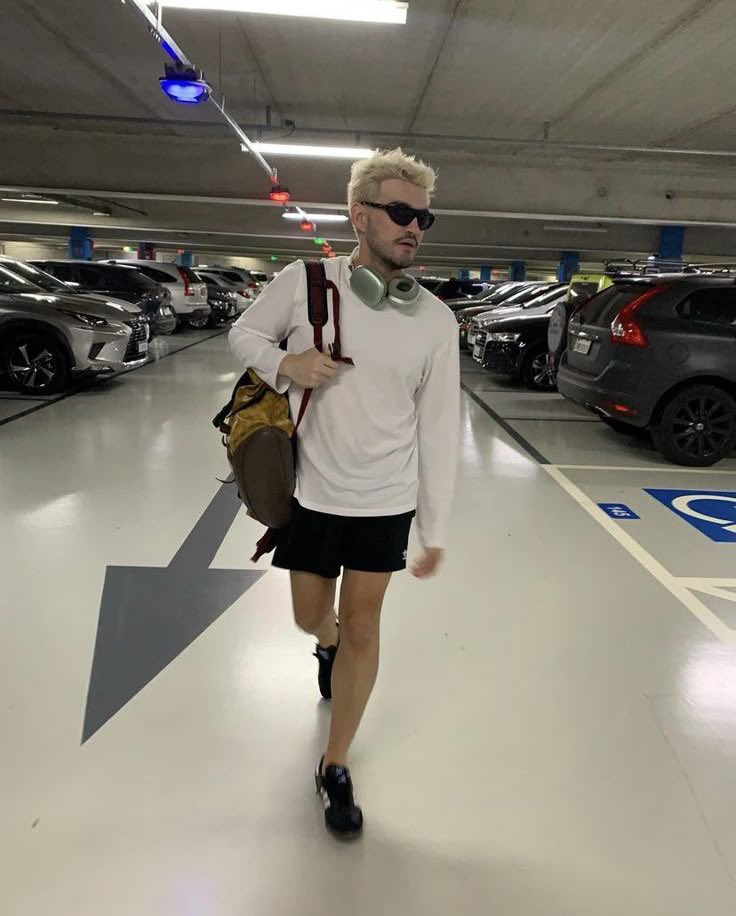 podlobers's tweet image. 🚨 Jão acaba de ser visto chegando em Nova York para as gravações de “O Diabo Veste Prada 2”.