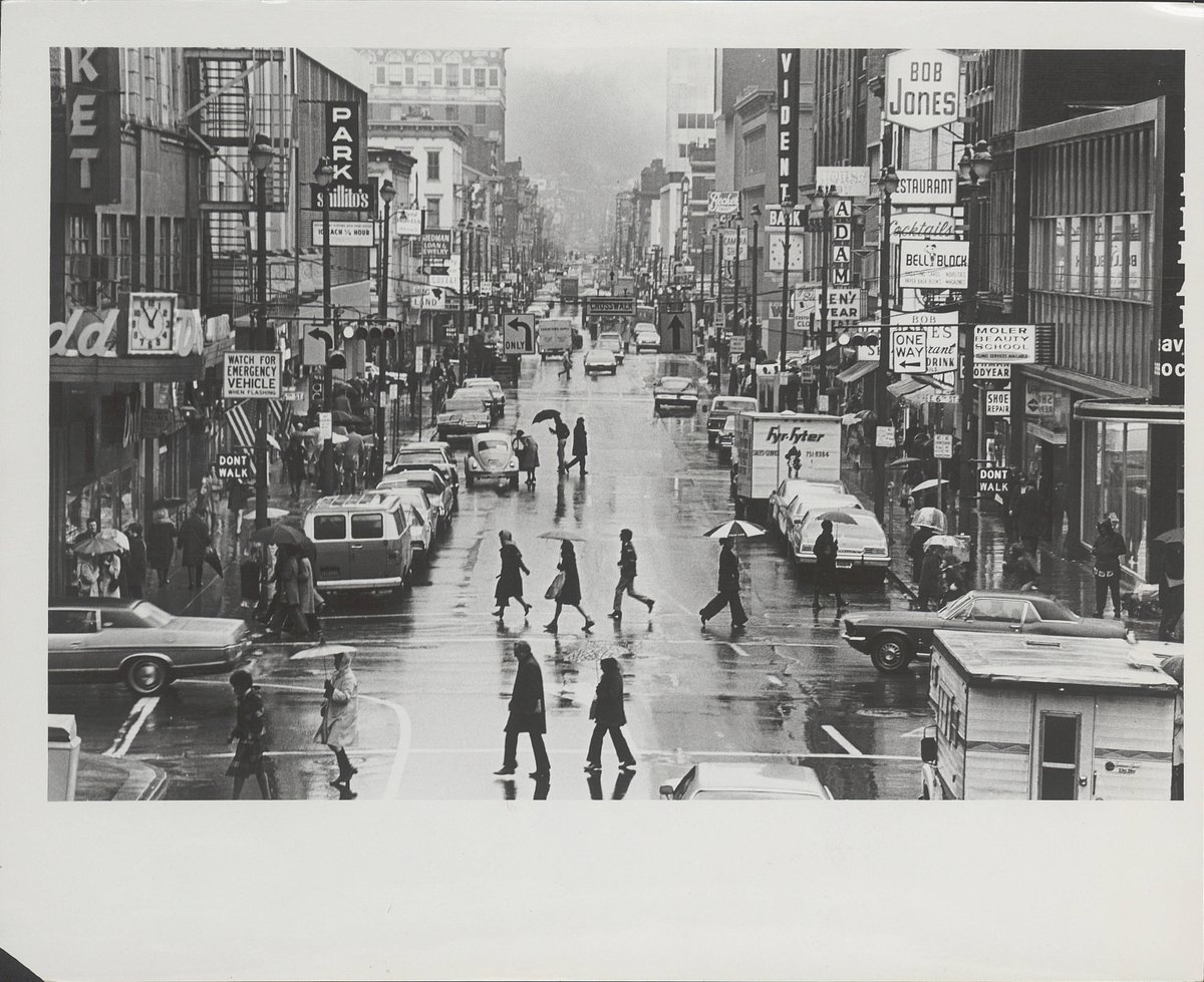 JoshJunker2's tweet photo. Looking north on Vine Street at Sixth Street in Downtown Cincinnati. February 1973. 

CHPL Enquirer Photo Archive https://t.co/8VA4Lopjr9