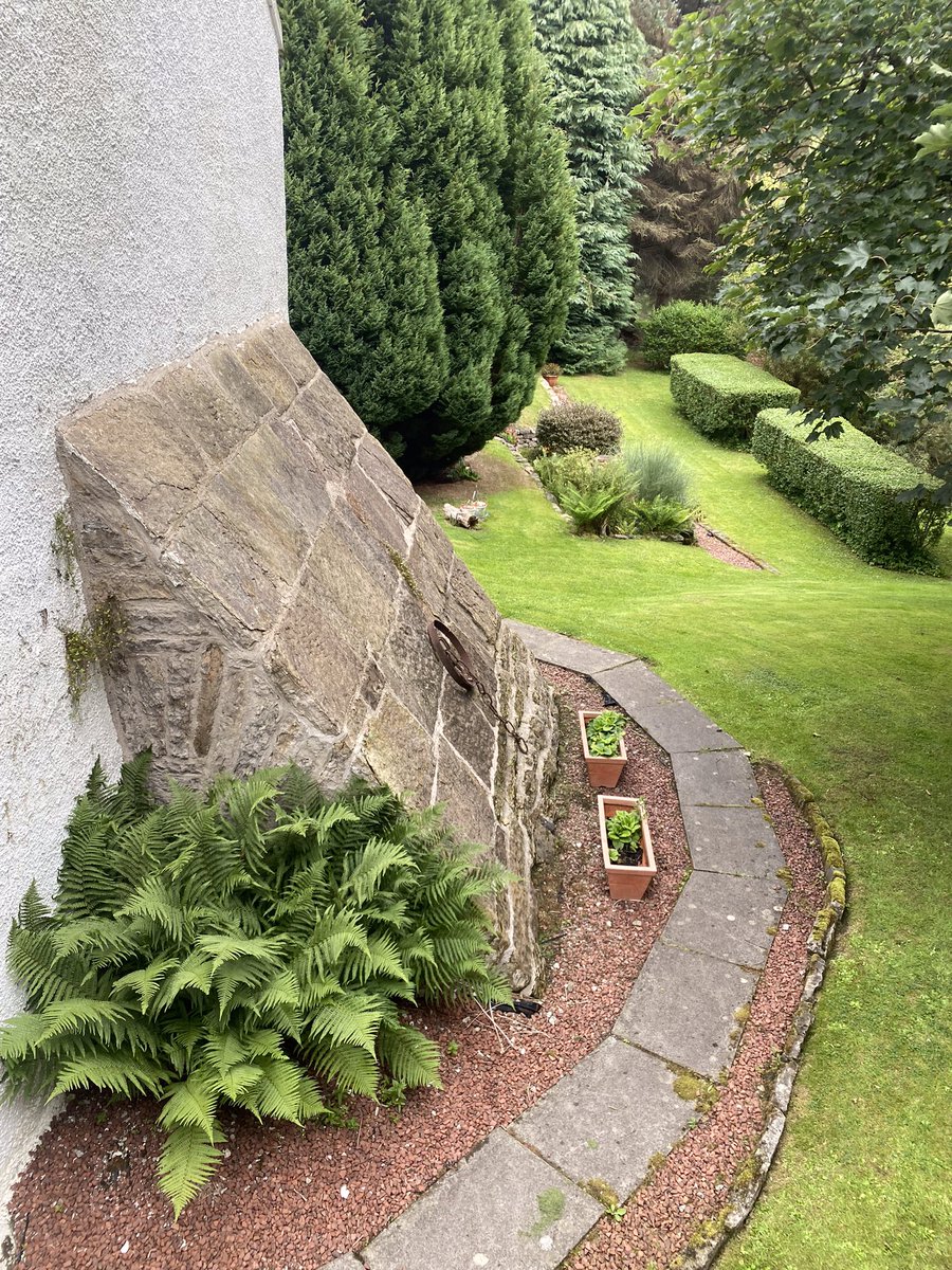 #fingerpostfriday 

Finger post on Cramond Brig, Edinburgh, right next to the remains of a water mill
