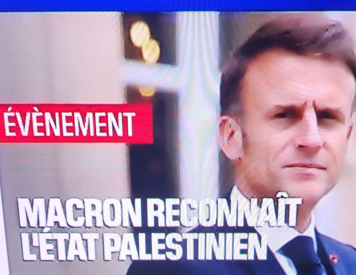 AksonDani's tweet photo. 🇫🇷🇵🇸 Emmanuel Macron reconnaît l’État palestinien.
Le président français annonce officiellement la reconnaissance de l’État de Palestine. Une déclaration historique aux Nations Unies est attendue dès septembre. Un pas fort vers la paix et la justice. 🌍✊🏼 https://t.co/qhiIDlKZRR