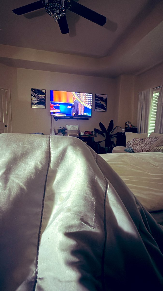 creole_pisces22's tweet image. Best seat in the house…. My BED