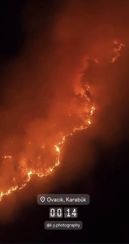 🚨Karabük Ovacık’tan çok acı görüntüler gelmeye devam ediyor.

Takipçimizin belirttiğine göre yangının başladığı alana itfaiye araçlarının girme imkanı yok tek çare ‘Hava Müdehalesi’❗️

#KarabükYanıyor