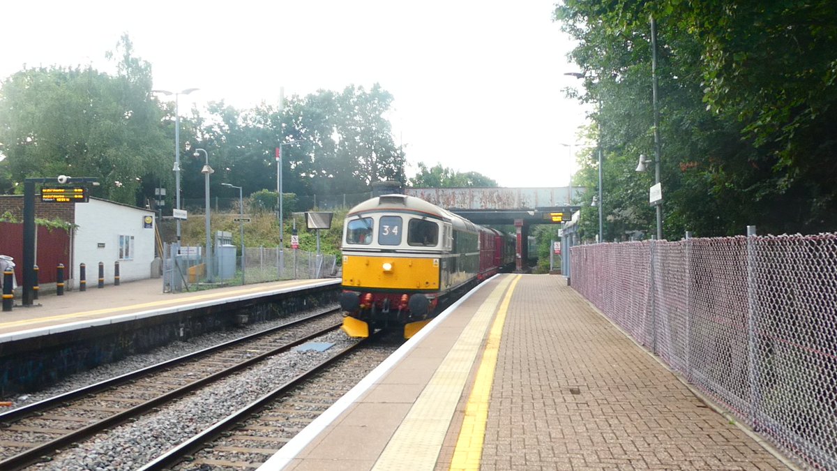 JRailVolunteer's tweet image. 5Z34 the 19:26 West Ruislip London Underground Limited to Southall West Coast Railway passes Drayton Green with 33012, 89202 Sarah Sidon and @Gordon_3417