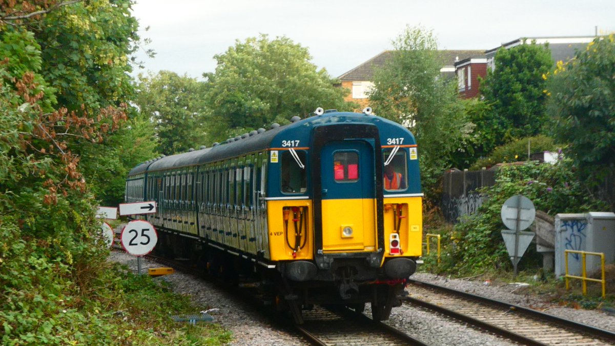 JRailVolunteer's tweet image. 5Z34 the 19:26 West Ruislip London Underground Limited to Southall West Coast Railway passes Drayton Green with 33012, 89202 Sarah Sidon and @Gordon_3417