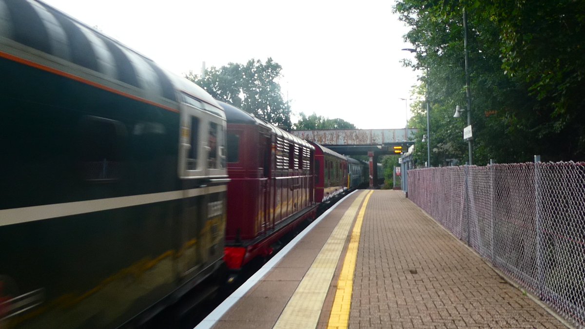 JRailVolunteer's tweet image. 5Z34 the 19:26 West Ruislip London Underground Limited to Southall West Coast Railway passes Drayton Green with 33012, 89202 Sarah Sidon and @Gordon_3417
