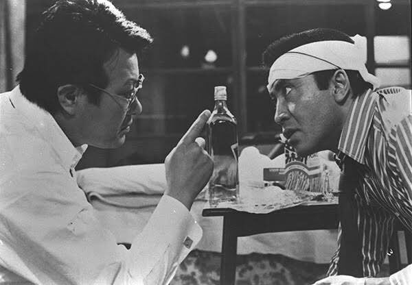 eigaoh2's tweet image. 「資金源強奪」「ポイント・ブランク」が大好きなふかさくきんじ監督による大阪弁の「悪党パーカー」。登場人物、全員悪人。笑いをまぶしたバトル・ロワイヤルは愉快痛快。爽やかに人でなしの欣也と明るく悪徳な辰兄ぃ。高田宏治先生執筆の脚本は展開の妙はハリウッド産活劇に引けを取らず。