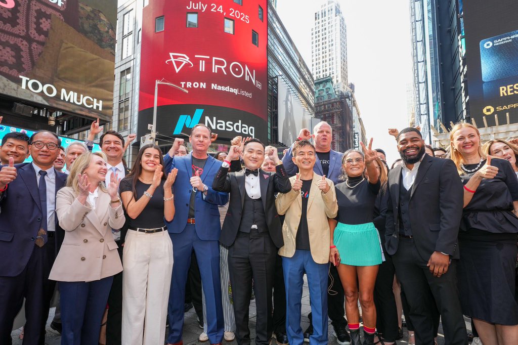 Ichaka_001's tweet image. TRON just made a power move, and it flew under most people’s radar.

They didn’t wait for an ETF or some big exchange listing.
They went straight to Wall Street by merging with a Nasdaq-listed company (SRM) and rebranding it as TRON Inc.   
Yes, TRON is now part of the U.S. stock…