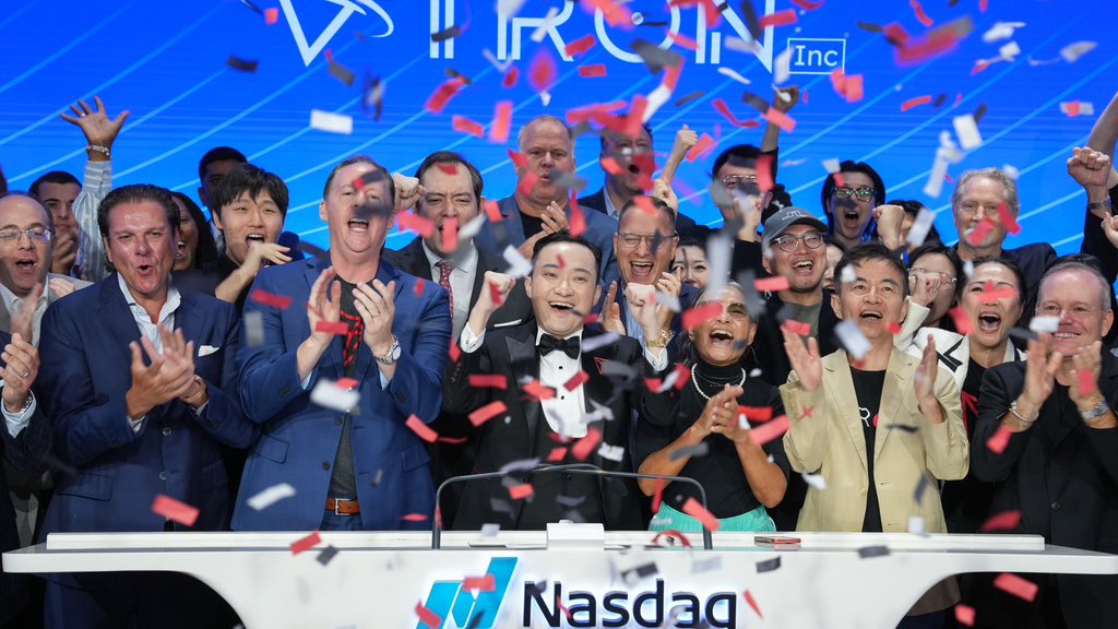 Ichaka_001's tweet image. TRON just made a power move, and it flew under most people’s radar.

They didn’t wait for an ETF or some big exchange listing.
They went straight to Wall Street by merging with a Nasdaq-listed company (SRM) and rebranding it as TRON Inc.   
Yes, TRON is now part of the U.S. stock…
