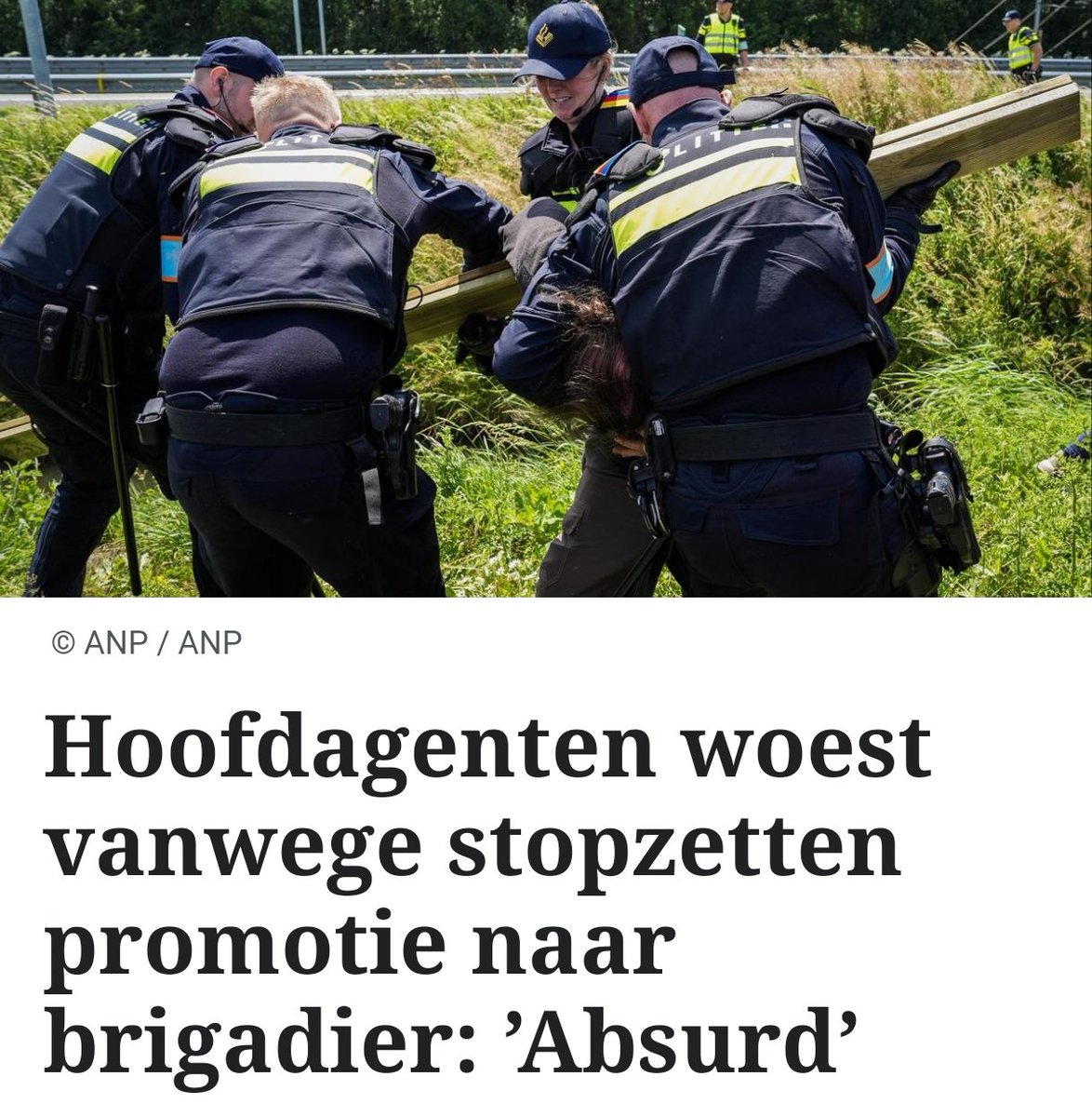 maartenbrink's tweet image. Terecht boos! Binnen de Nationale #Politie is grote arbeidsonrust ontstaan vanwege een intern bericht om hoofdagenten voorlopig niet meer te laten doorstromen naar #brigadier inclusief de salarisschaal. De Nederlandse Politiebond (@NPBactueel) is woest.
telegraaf.nl/binnenland/hoo…