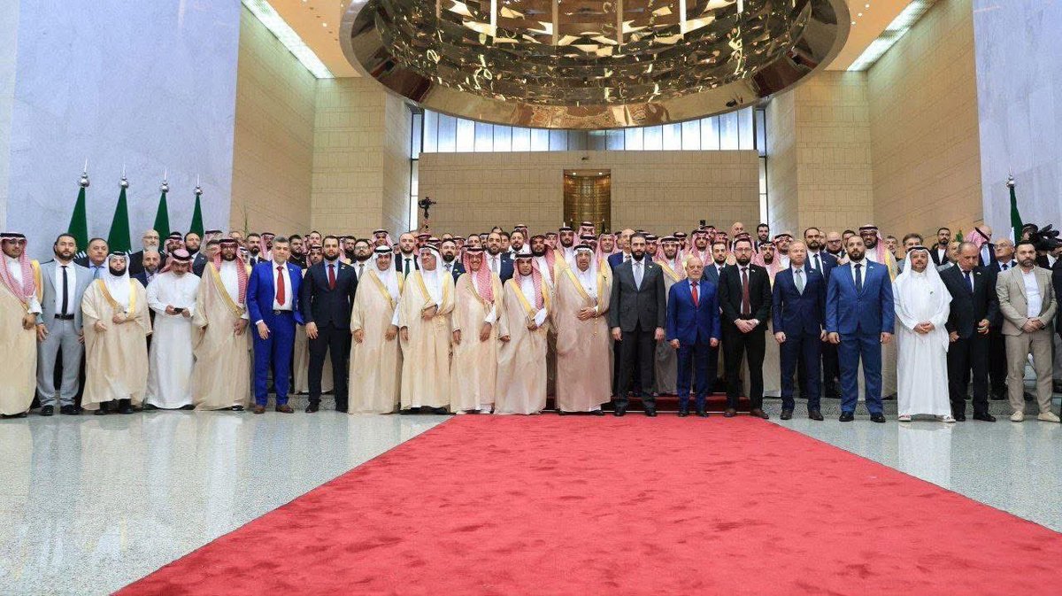 haythamalawad's tweet image. هذه الصورة اكبر صفعة في وجه المحورجية   حيث لايوجد بينهم اي #صفوي او #حشدي او #مليشياوي او #شبيح  اللهم زد وبارك #بسوريا وضيوفها #السعوديين العرب الاقحاح اخوان نورا . 
#ولي_العهد 
#كلنا_احمد_الشرع 
#سووووريا_السعودية_أخوة