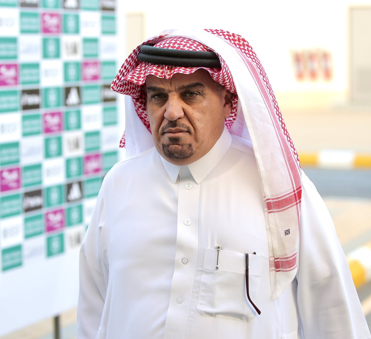 رمز #نادي_الخلود الذهبي الصديق محمد الخليفة (ابوعادل ) يترجل عن رئاسة النادي بعد شرائة من احدى الشركات الامريكيه .
ترجل الغالي #ابوعادل بعد 45 عاماً قضاها في النادي لاعباً وإدارياً ورئيساً ،كانت سنواتة السبع الأخيرة برئاسته هي العصر الذهبي عندما صعد بالفريق من الأرياف لدوري روشن.