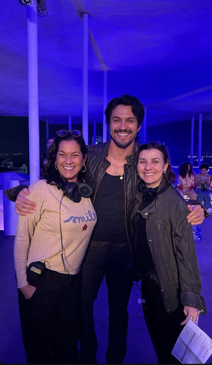 InfosRomuloE's tweet image. 📲 | Romulo com a equipe de Amor Da Minha Vida nos bastidores das gravações da segunda temporada da série.