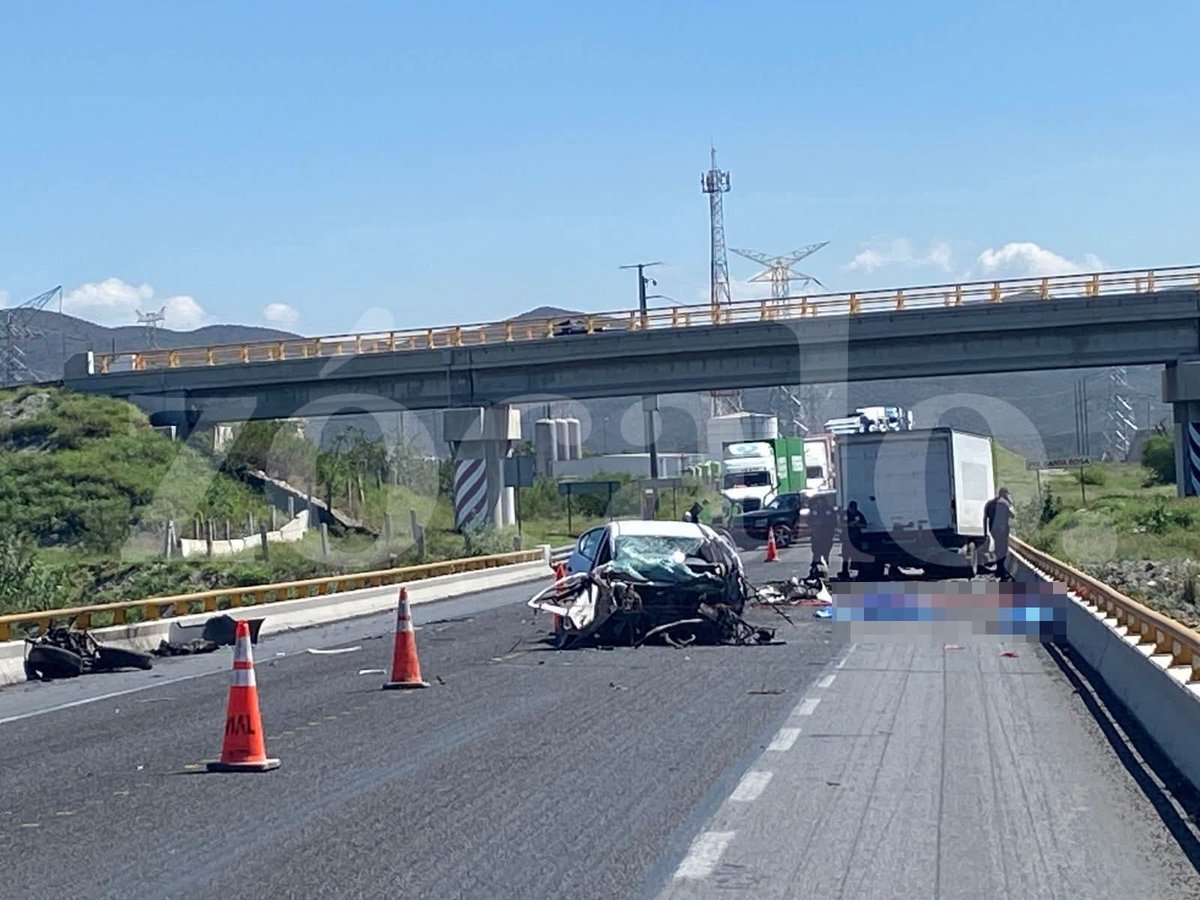 Saltillofoto's tweet photo. 🚨 #ÚLTIMAHORA: #Accidente automóvil y camión, km 43 #Libramiento #Norponiente, altura ejido #ElMesón, #RamosArizpe 

Hay dos personas sin vida y una más lesionada, la vía cerrada a la circulación ambos sentidos. 

📷: Zócalo | Augusto Rodríguez

#Saltillo
#Coahuila
@jericoabramo https://t.co/ki3L0MsqdD