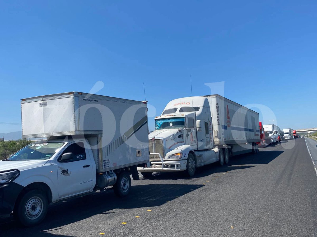 Saltillofoto's tweet photo. 🚨 #ÚLTIMAHORA: #Accidente automóvil y camión, km 43 #Libramiento #Norponiente, altura ejido #ElMesón, #RamosArizpe 

Hay dos personas sin vida y una más lesionada, la vía cerrada a la circulación ambos sentidos. 

📷: Zócalo | Augusto Rodríguez

#Saltillo
#Coahuila
@jericoabramo https://t.co/ki3L0MsqdD