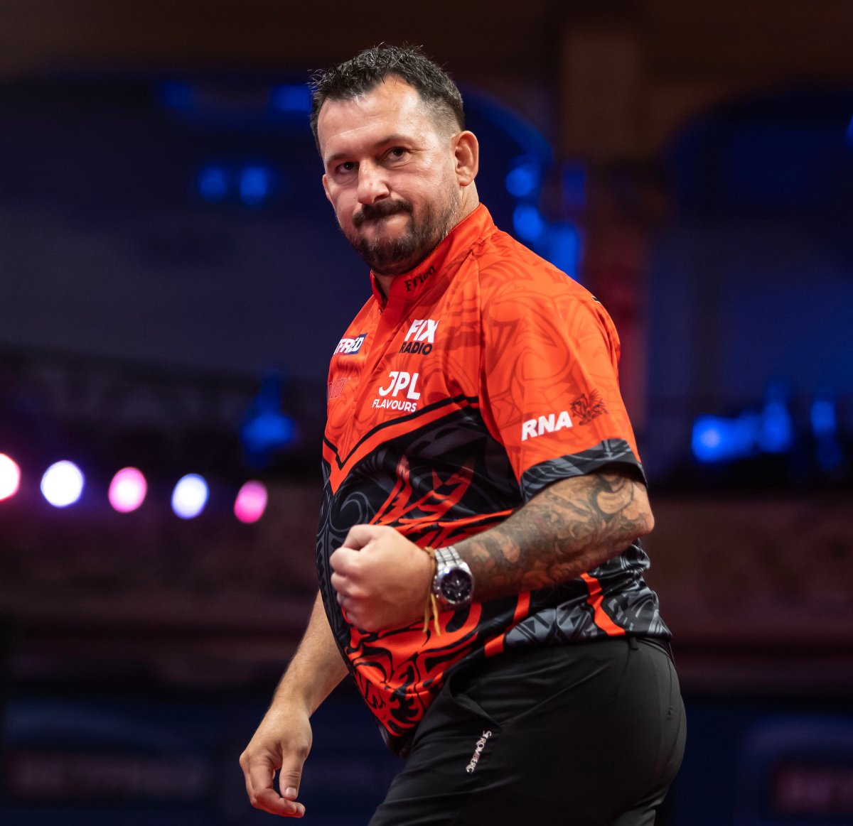 DartsNow_'s tweet image. WORLD MATCHPLAY QUARTERFINAL!
The final eight of the World Matchplay gets underway tonight as four hopefuls looks to progress to the semi-finals
🇳🇱Gian van Veen v James Wade⚙️
🎯Stephen Bunting v Jonny Clayton👉🏼
It's now a race to 16 legs - who wins?
📸Taylor Lanning