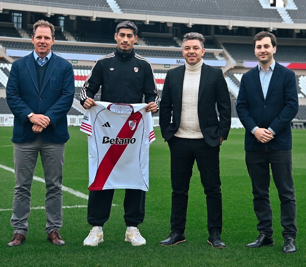 turcocarp's tweet image. Brindo por la seriedad y la cara de malo de Portillo. Necesitamos hombres dispuestos a comer hígados de rivales brasileños, y que vengan con mucho hambre de gloria. Ojalá en un tiempo lo recordemos como un gran futbolista. Creo que corazón no le va a faltar nunca.