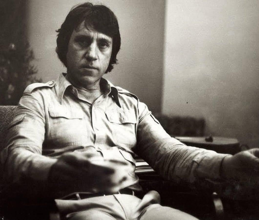 Ко Дню Памяти ( 25.07.1980) В.Высоцкого

Я когда-то умру — мы когда-то всегда умираем.
Как бы так угадать, чтоб не сам — чтобы в спину ножом:
Убиенных щадят, отпевают и балуют раем...
Не скажу про живых, а покойников мы бережём.

В грязь ударю лицом, завалюсь покрасивее набок —