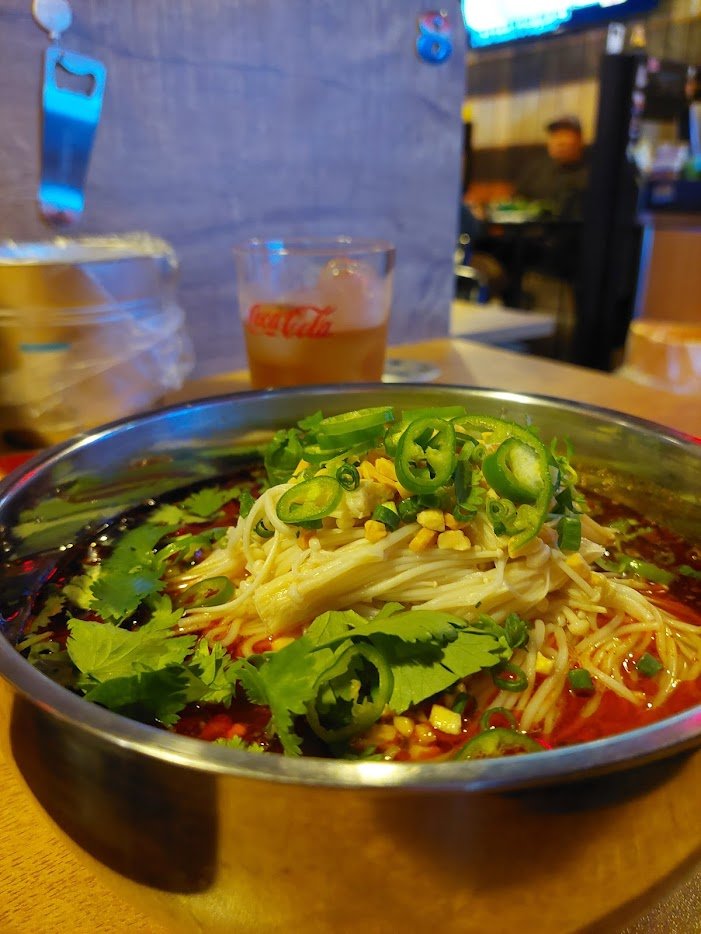 중국 쓰촨성(사천성)에서 오래 살다가 온 아빠과 삼촌께서 운영하는 중국식 밥집겸 주점입니다. 다양한 백주와 맥주가 있습니다. 마라맛 베이스인 짭짤한 안주들이라 술이 잘 들어갑니다! 강릉 현지인들만 아는 맛집인데 강릉 여행길에 한번쯤 들려주시면 좋겠어요!
naver.me/xZVLiW67