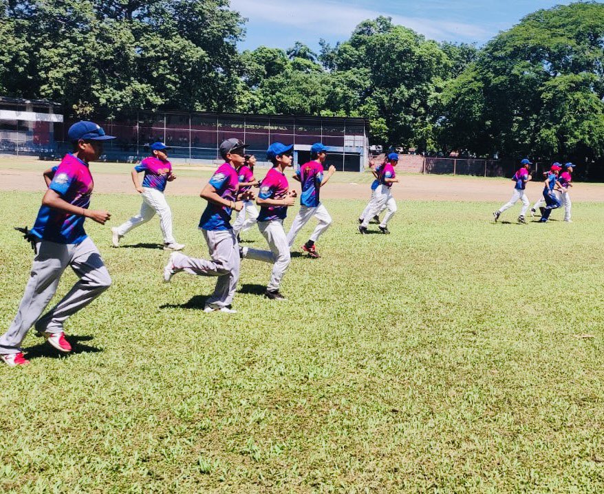 #Béisbol⚾️🇸🇻 La Federación Salvadoreña de Béisbol, encabezada por su presidente Jorge Cabrera, realizó esta mañana una entrega de material deportivo para las academias de La Unión y Meanguera del Golfo, en el estadio Cyril Errington del Departamento oriental.