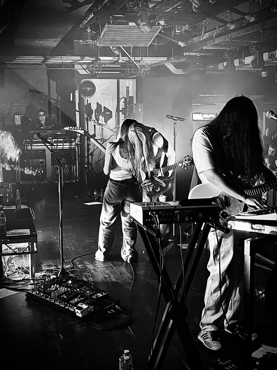 beartreerecords's tweet image. Massive thank you to @wetlegband for coming by last night to play an absolutely amazing show!