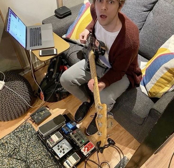 dailyDWeekes's tweet image. bugs when u pick up a rock
