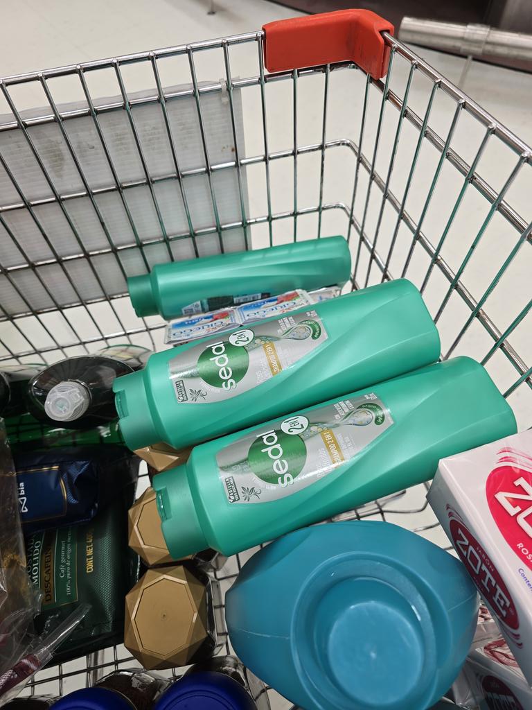 Alondra_AR's tweet photo. @SedalMexico Estoy en el super surtiendo, me agrada la idea de la Botella reciclable, pero... ¿Cuando sacan las bolsas para rellenar los envases?  Serian mas prácticas 🤭 o eso creo. https://t.co/MHqcv7wBO8