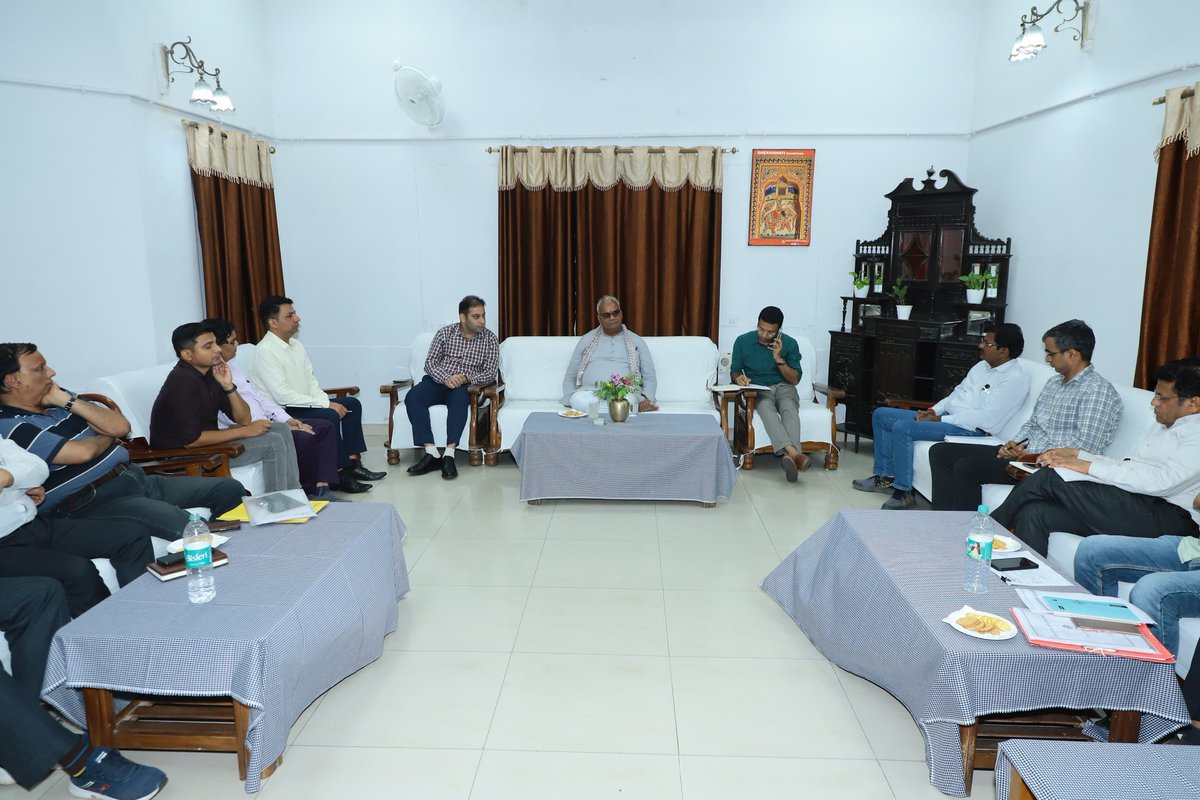 madandilawar's tweet image. माननीय मुख्यमंत्री जी के निर्देशानुसार आगामी 27 जुलाई 2025 को हरियाली तीज के पावन अवसर पर होने वाले वृक्षारोपण की तैयारियों को लेकर जिला प्रशासन कोटा की समीक्षा बैठक की अध्यक्षता कर तैयारियों का जायजा लिया तथा राज्य सरकार योजनाओं के क्रियान्वयन की समीक्षा की। बैठक में कोटा…