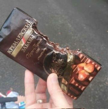 deboraculoss's tweet image. soy la única que se come el chocolate sin pelar?