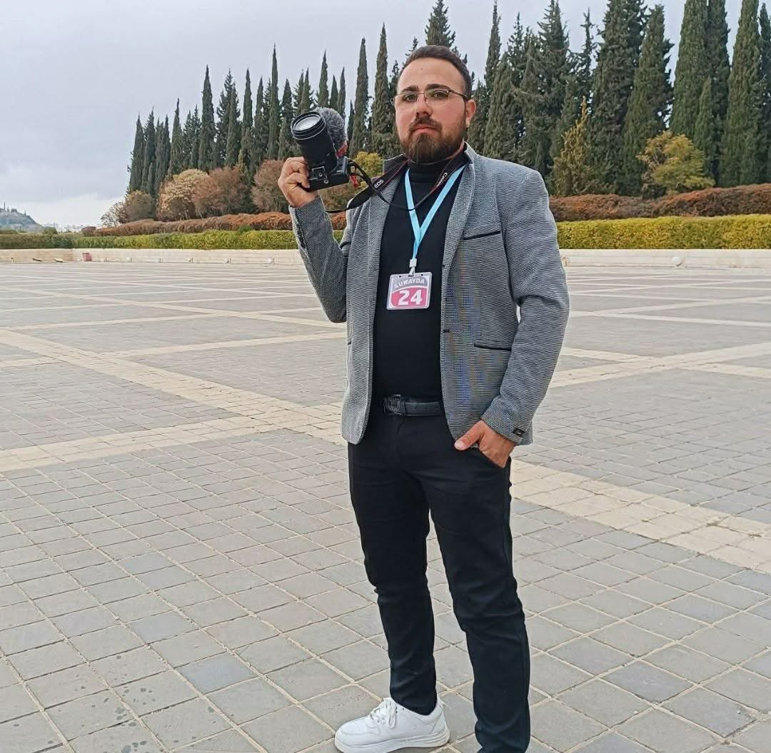 السويداء 24 تنعى الزميل المصور ساري مجيد الشوفي

ببالغ الحزن والأسى، تنعى شبكة السويداء 24 الزميل المصور ساري مجيد الشوفي، الذي فُقد الاتصال به منذ فجر يوم 14 تموز 2025، خلال توثيقه للأحداث الميدانية في ريف السويداء الغربي، قبل أن نتأكد من استشهاده بعد أيام من البحث.

ساري، ابن