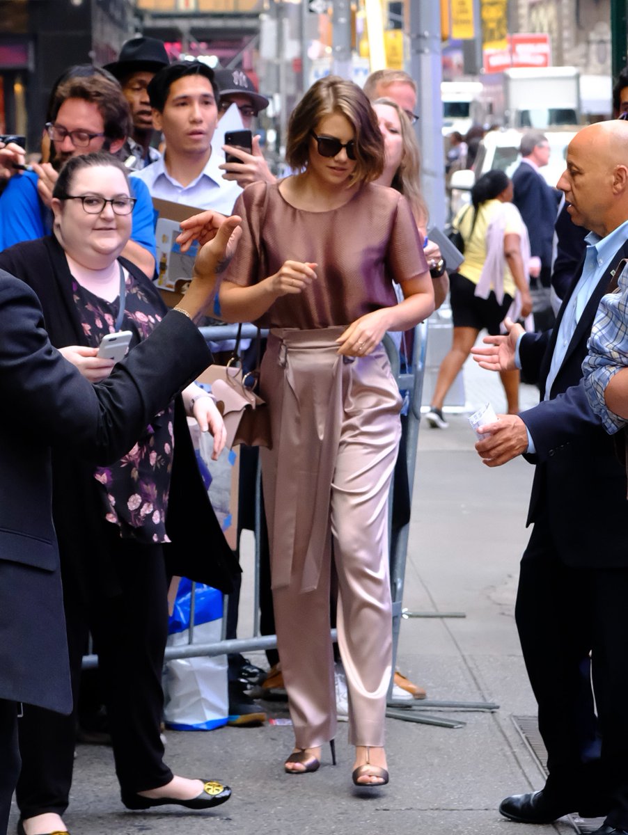 cohanvc's tweet image. lauren cohan spotted filming scenes for ‘The Devil wears Prada 2’ in New York City today.