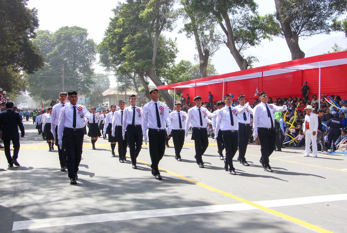 🇵🇪 ¡𝗔𝘀𝗶́ 𝘀𝗲 𝘃𝗶𝘃𝗶𝗼́ 𝗲𝗹 𝗴𝗿𝗮𝗻 𝗗𝗲𝘀𝗳𝗶𝗹𝗲 𝗖𝗶́𝘃𝗶𝗰𝗼 𝗘𝘀𝗰𝗼𝗹𝗮𝗿 𝗲𝗻 𝗖𝗵𝗼𝘀𝗶𝗰𝗮! 🎖️

#FiestasPatrias | 🫡🌟 La Municipalidad de Lurigancho Chosica realizó con éxito el gran Desfile Cívico Escolar por el 204° aniversario de la Independencia del Perú.