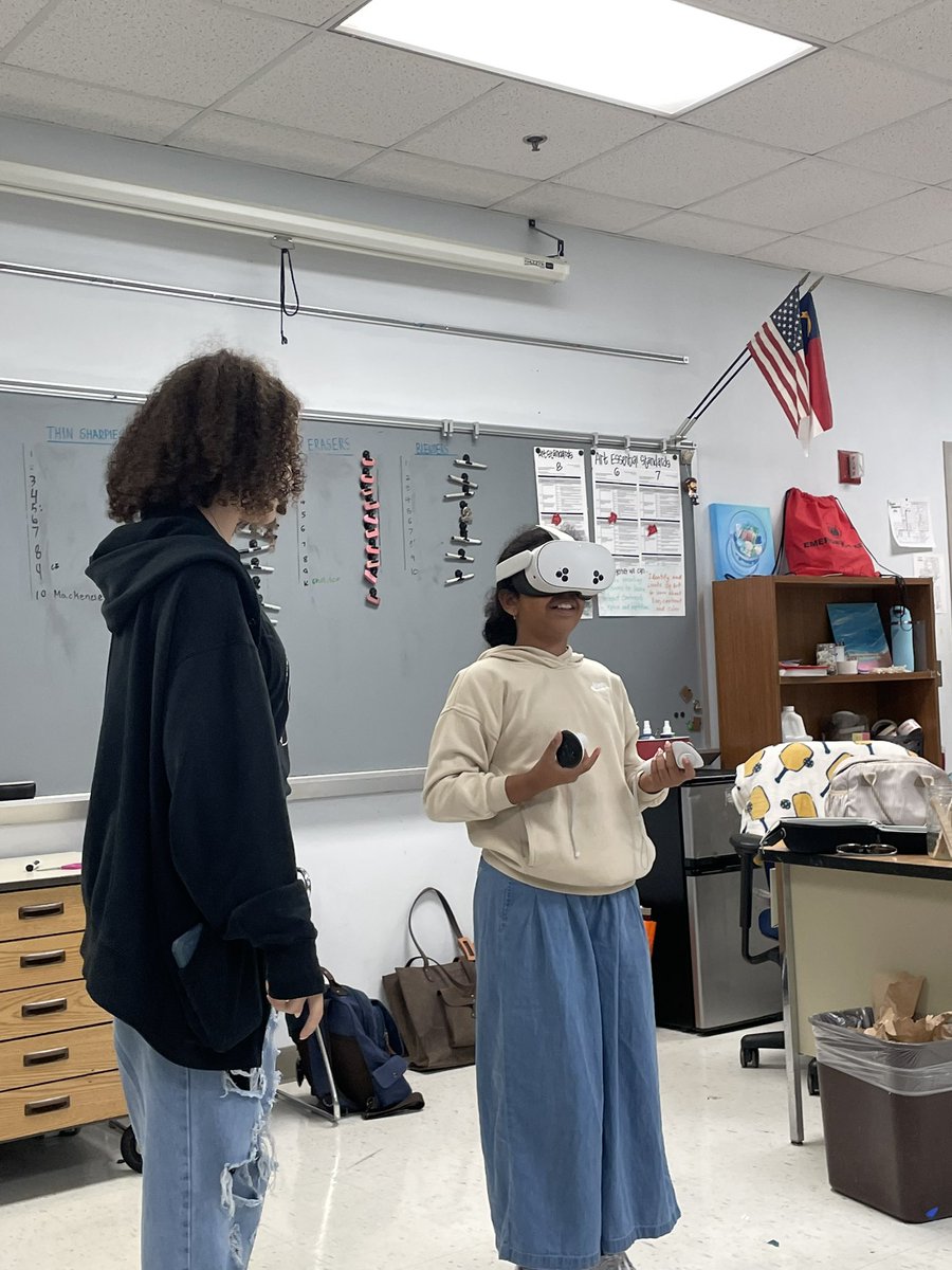 lufkintweets's tweet photo. Creating digital art using VR headsets in art thanks to the @ApexPSF!  ❤️🖤⚡️ https://t.co/ZBln5i9Bkl