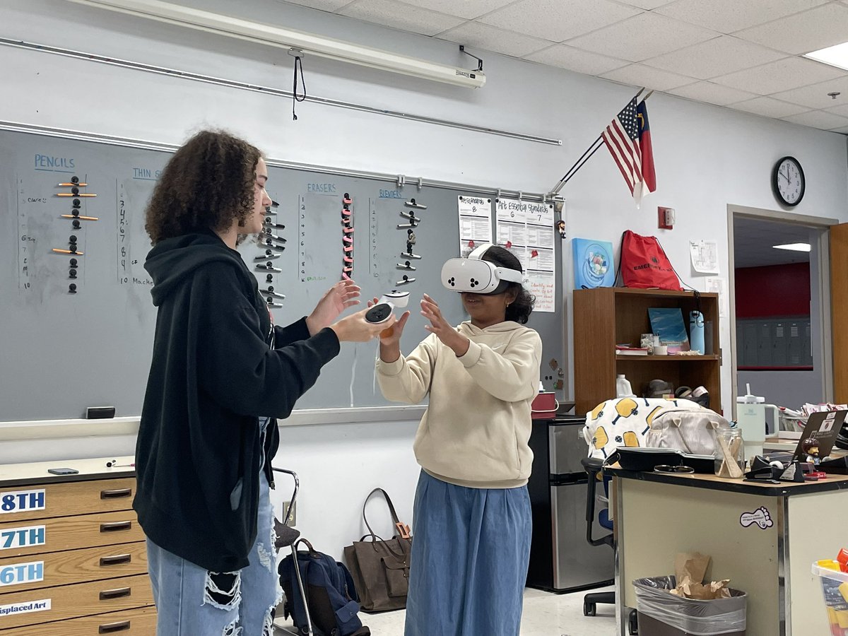lufkintweets's tweet photo. Creating digital art using VR headsets in art thanks to the @ApexPSF!  ❤️🖤⚡️ https://t.co/ZBln5i9Bkl