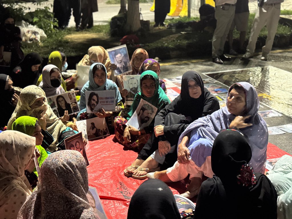 NadiaBaloch99's tweet photo. میں بانی تحریکِ انصاف @ImranKhanPTI کی بہنوں کا تہہ دل سے شکریہ ادا کرتی ہوں جنہوں نے آج اسلام آباد میں ہمارے احتجاجی کیمپ کا دورہ کیا۔ ان کی حمایت اور بلوچستان کے عوام بالخصوص لاپتہ افراد کے اہلِ خانہ کے ساتھ اظہارِ ہمدردی قابلِ قدر ہے۔

تاہم، میں تحریکِ انصاف @PTIofficial کی قیادت کو یاد دلانا چاہتی ہوں کہ یہ حمایت اور ہمدردی اُس وقت بھی قائم رہنی چاہیے جب آپ کے اپنے معاملات ملک کے بااختیار حلقوں کے ساتھ طے پا جائیں۔ ہمیں یاد ہے کہ محترمہ مریم نواز شریف اور دیگر اپوزیشن رہنما جب اپوزیشن میں تھے تو لاپتہ افراد کے کیمپوں کا دورہ کیا کرتے تھے مگر آج وہی افراد ان متاثرین کو روز نئے القابات سے نوازتے ہیں اور ان کی مخالفت میں پیش پیش ہیں۔

تحریکِ انصاف نے بھی اقتدار میں ہوتے ہوئے ایسے رویے اپنائے تاہم ہم اُن پرانے زخموں کو چھیڑنا نہیں چاہتے۔ ہم صرف یہی امید رکھتے ہیں کہ یہ موجودہ حمایت وقتی نہ ہو بلکہ آنے والے وقت میں بھی قائم و دائم رہے چاہے سیاسی حالات جیسے بھی ہوں۔