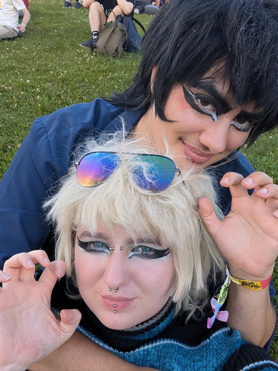 shlurmpp's tweet image. first day at närcon with @solidsnakeluvr ^_^ !!!!!!!! went to my first cosplay panel......too crazyness awesomeness.... O_O !!!!!!