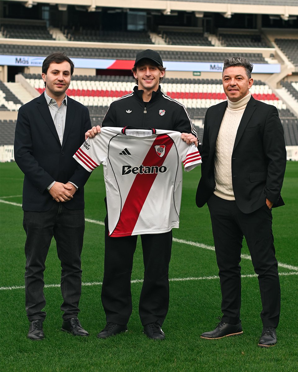 𝐆𝐀𝐋𝐀𝐑𝐙𝐀 ⚪🔴⚪

✍️ Junto al Secretario General <a href="/stefanocdicarlo/">Stefano Di Carlo</a> y al director técnico, Marcelo Gallardo, Matías Galarza firmó su contrato y es nuevo jugador de River.

¡Vamos, Mati! ✊