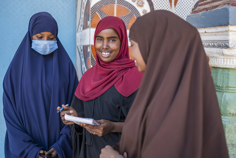 pnud's tweet image. “Dar voz a quienes no la tienen y contar las historias que importan” es la misión de @MediaBilan, un medio somalí liderado por mujeres.
Promover la #LibertadDePrensa es apoyar su derecho a expresarse en contextos desafiantes y visibilizar sus realidades: go.undp.org/UUa