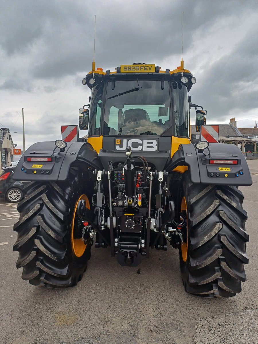 Fast by name, fast by nature… and now it’s gone! 🚀💨

New JCB 4220 I-Con delivered to Kerr Plant Agri!
Spec’d with front PTO, linkage &amp; full JCB guidance 📡
Custom extras added too 🔧✨ 

Sold by our Area Sales Manager, Jan Davidson 👩‍🌾
#JCB#KerrPlantAgri#TeamJan