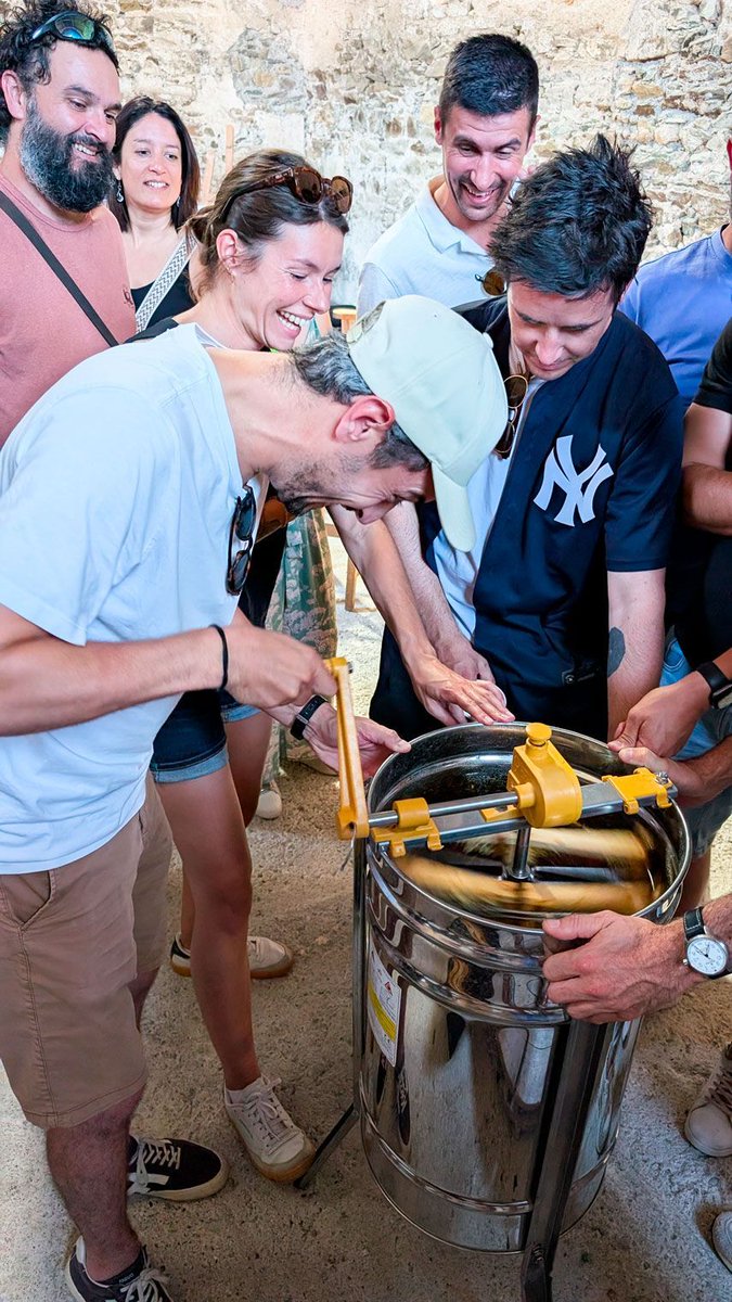 Les apprentis apiculteurs  👀👋

Retour sur notre journée teambuilding (partie 2/2) du 11 juillet dernier, en compagnie de la team Kominov.

Direction le Château de la Haute Guerche pour une session apiculture, afin de tout comprendre sur les ruches et extraire du miel ! 🐝
