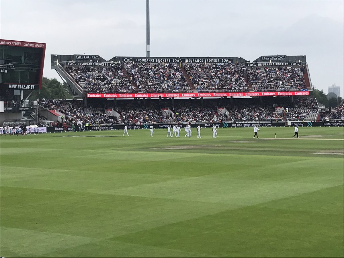 knoxywire's tweet image. Another great day at the Test and England in command. Very pleased to see ClZac Crawley do so well. Brilliant hospitality by @sportsbreakscom . I can get used to eating such delicacies as an Eccles cake. @EmiratesOT @englandcricket