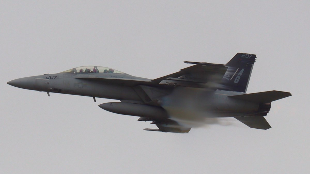 MARR_Airplanes's tweet photo. McDonnell Douglas F/A-18E Super Hornet Display and Demonstration @NASOceana DOD open house and airshow 2024 part 1.
#nasoceana #militaryaviation #fighterjets #aviationlovers #avgeek #photography #f18e #boeing https://t.co/DVdN4rTcbA