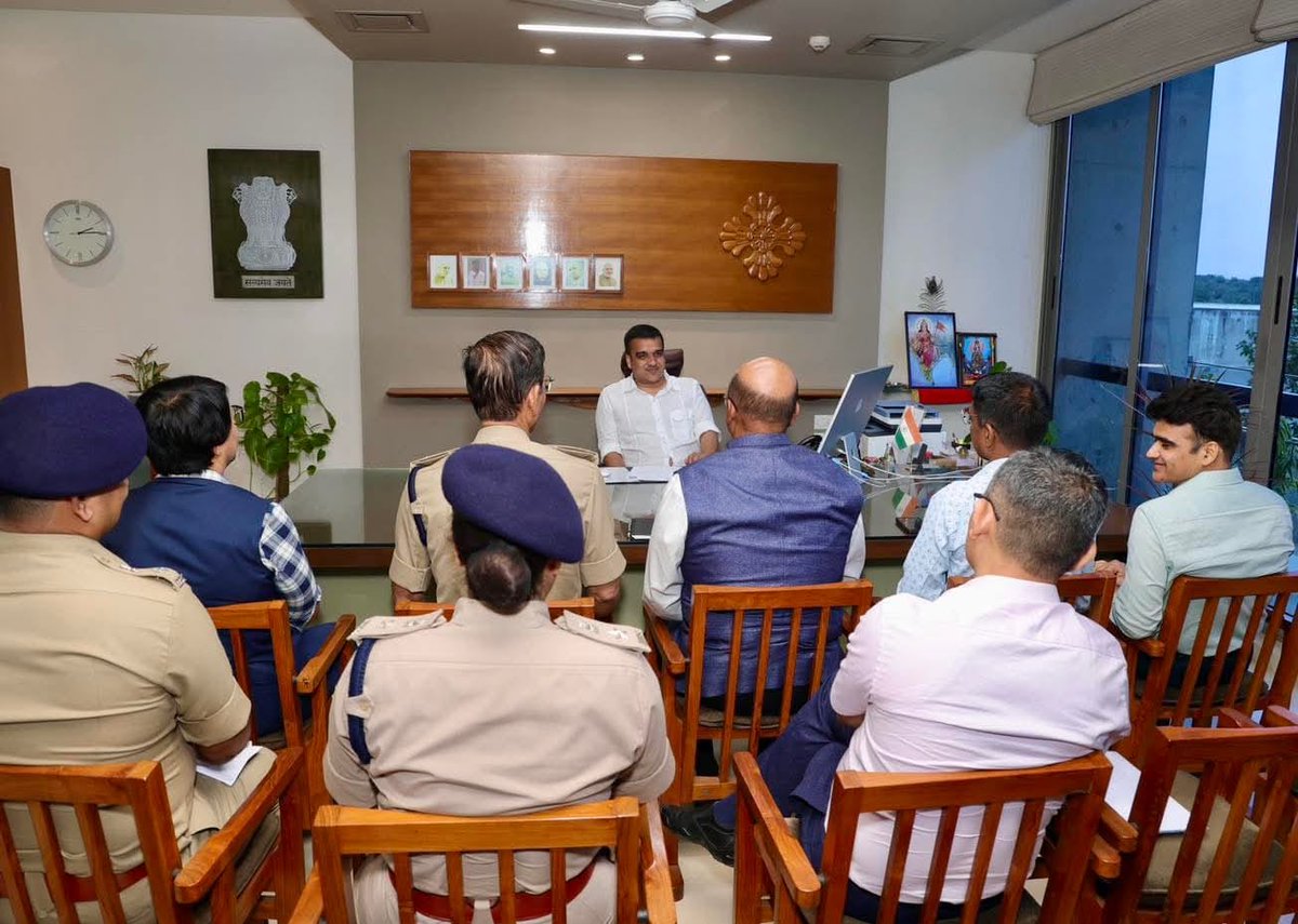 આજે ગાંધીનગરમાં નવનિયુક્ત IPS એસોસિએશનની ટીમને માનનીય ગૃહમંત્રી હર્ષ સંઘવી સાહેબે શુભેચ્છાઓ પાઠવી!.....