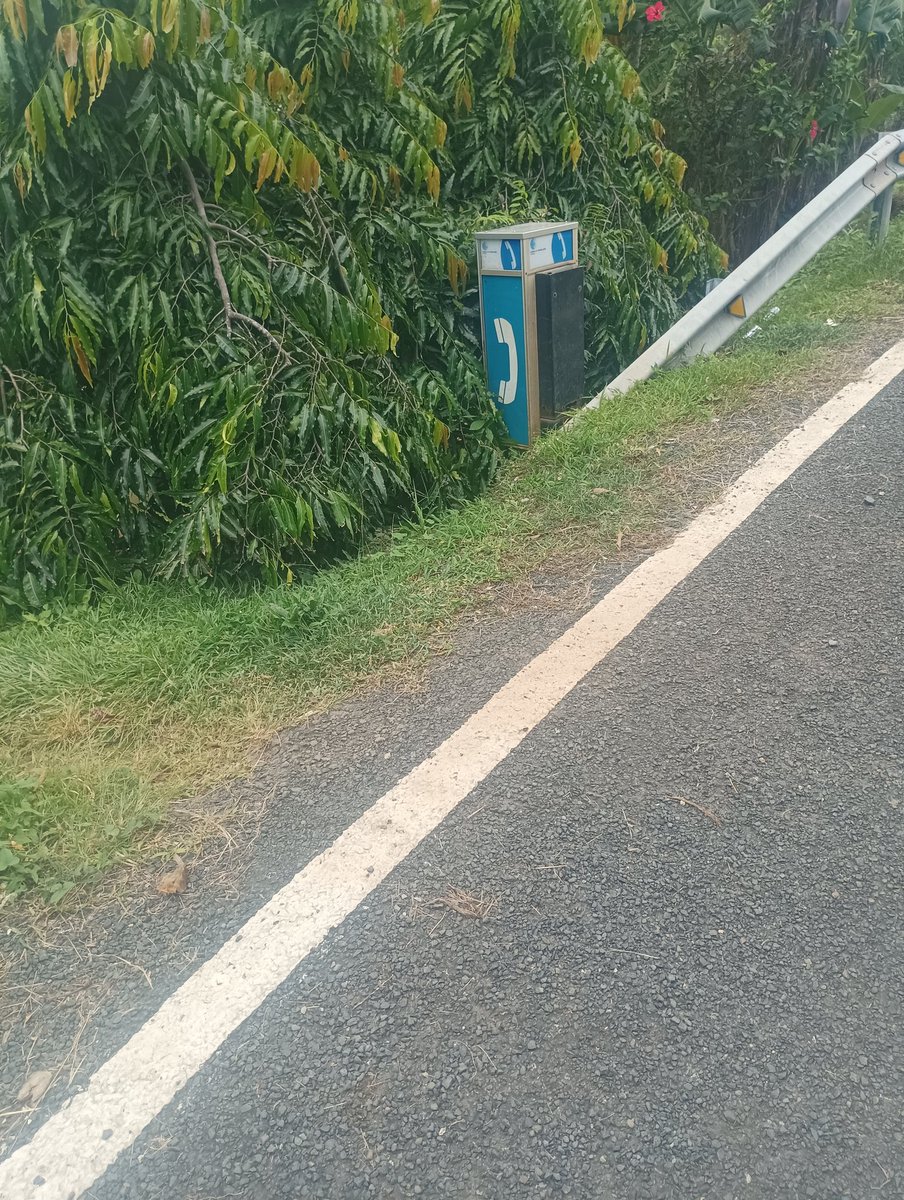 SkenderWolff's tweet photo. @CWPanama @MasMovilPanama @TigoPanama San Juanito, Llano Grande de La Pintada no tiene cobertura de ningún operador móvil. Solo había un viejo teléfono público de C&amp;W con una antena tipo torre y luego una antena tipo plato 📡, pero desde hace años está dañado y nunca lo repararon https://t.co/vxcuokHORj
