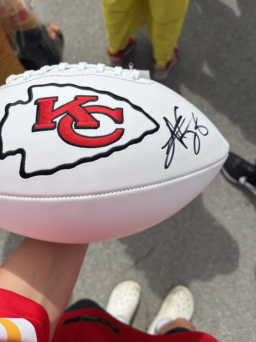 dillondavis3's tweet image. Took my Little to #Chiefs training camp this week and you should have seen his face after getting an autograph from Travis Kelce.
@BBBSKC has nearly 200 Littles in the KC area waiting to be matched. If you or someone you know want to get involved with this great organization,…