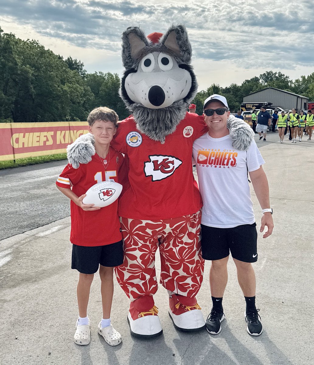 dillondavis3's tweet image. Took my Little to #Chiefs training camp this week and you should have seen his face after getting an autograph from Travis Kelce.
@BBBSKC has nearly 200 Littles in the KC area waiting to be matched. If you or someone you know want to get involved with this great organization,…