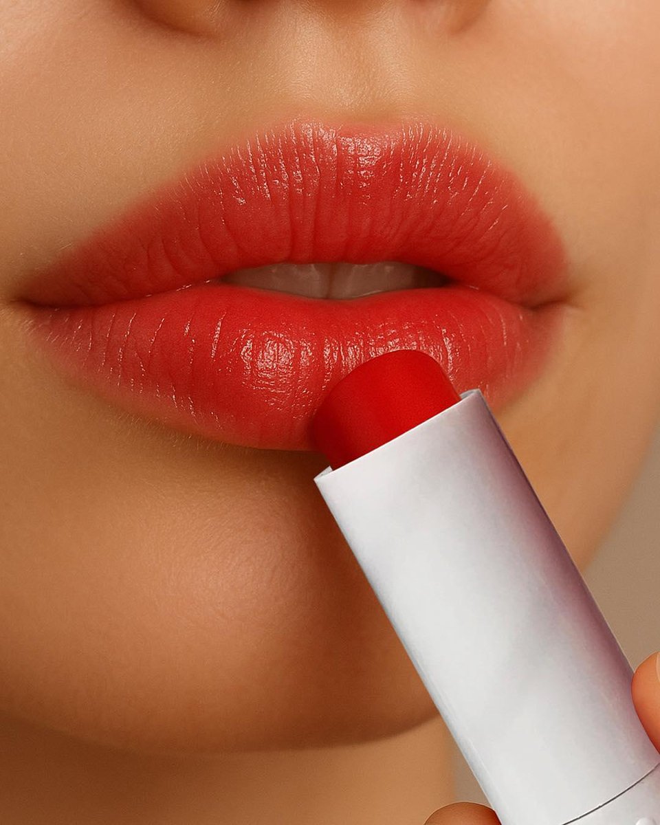 kolossmakeup's tweet photo. Beleza que cuida, aroma que conquista e cor que encanta! O Lip Balm Morango da Koloss Makeup é o combo perfeito: hidrata, protege e ainda dá aquele toque de cor vermelhinho nos lábios com um cheirinho irresistível de morango. Com Manteiga de Karité, Vitamina E e Manteiga de Cacau https://t.co/8JXoHzPJbJ