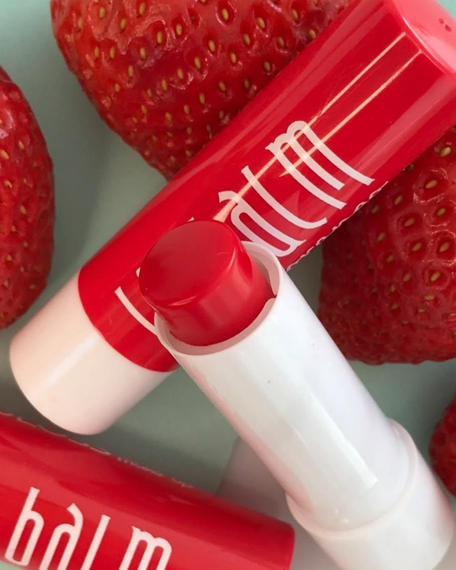 Beleza que cuida, aroma que conquista e cor que encanta! O Lip Balm Morango da Koloss Makeup é o combo perfeito: hidrata, protege e ainda dá aquele toque de cor vermelhinho nos lábios com um cheirinho irresistível de morango. Com Manteiga de Karité, Vitamina E e Manteiga de Cacau