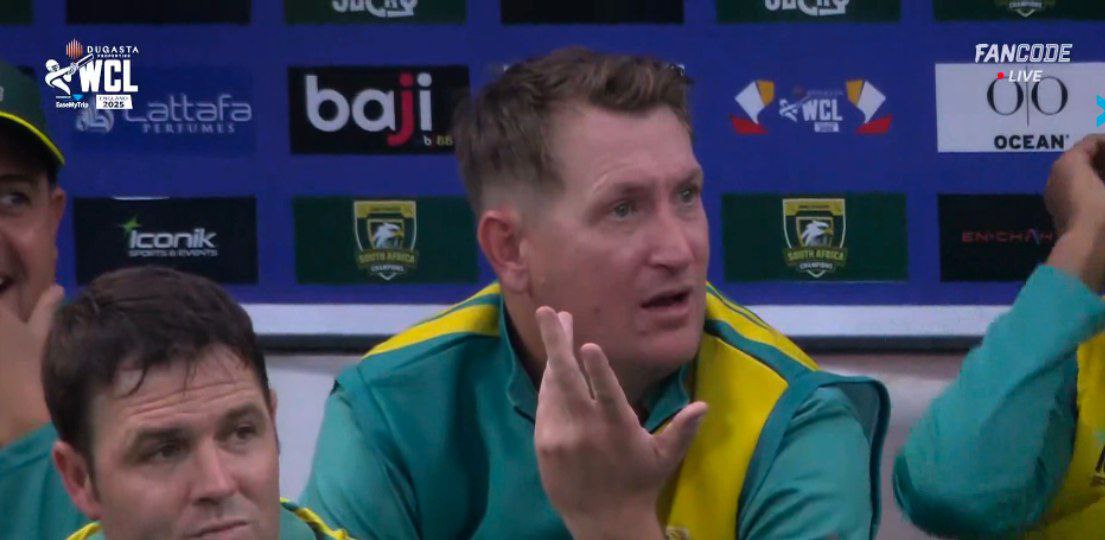 183innings2012's tweet image. Chris Morris' s reaction While Watching AB De Villiers Bat 😭🔥❤️ (Us bro Us)